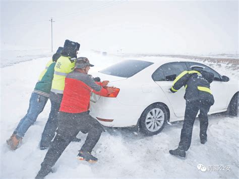 风雪交加！60多辆车滞留在青海日月山路段积雪道路