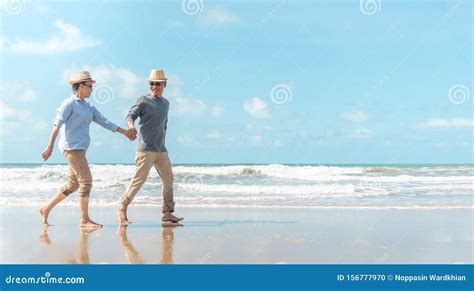 Feliz Homem Sênior E Mulher Casal Dançando Segurando Mãos E Esfregando