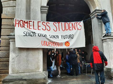 La Protesta Degli Studenti Contro Linflazione Dellavidit Per I