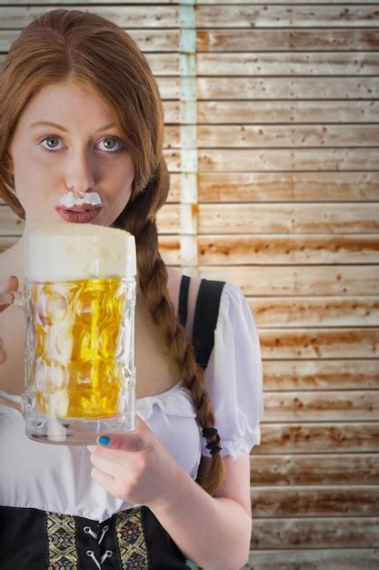 Chica Oktoberfest Bebiendo Jarra De Cerveza Contra El Fondo De Madera