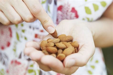 Los 7 Grandes Beneficios De Comer Dos Almendras Por Día — Fmdos