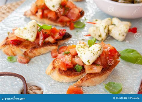 Ger Stetes Stangenbrot Mit Tomaten Und K Se Stockfoto Bild Von