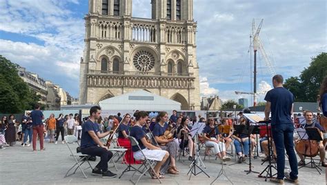 Videos Notre Dame De Paris Une Repr Sentation Au Pied De La