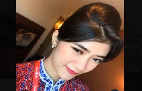 Penampilan Cantik Devina Putri Pramugari Yang Memulai Karir Di Usia 21