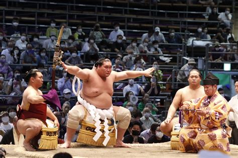 日本相撲協会公式 7 1024名古屋場所 on Twitter 十日目の様子 横綱土俵入り 露払い 錦富士太刀持ち 照強