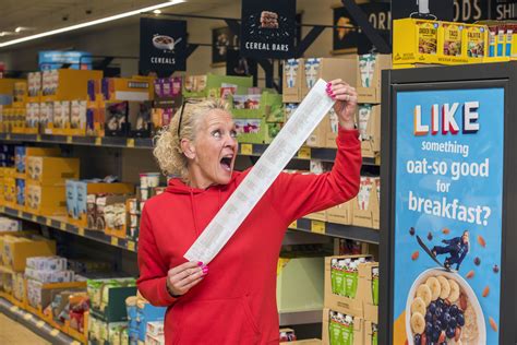 Dundee Shopper Scoops Over £750 For Local Foodbank At Aldi Supermarket