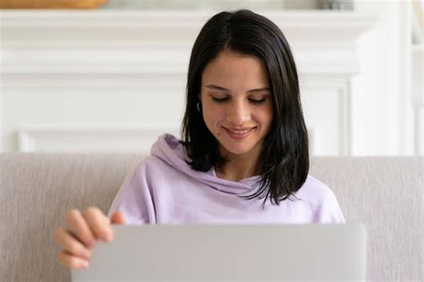 Mulher jovem trabalhando em seu laptop em casa Foto Grátis