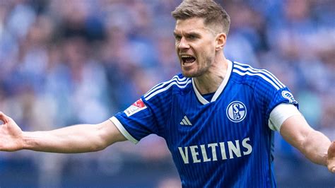 2 Bundesliga Ist der geisteskrank Schalke Kapitän Terodde flippt aus