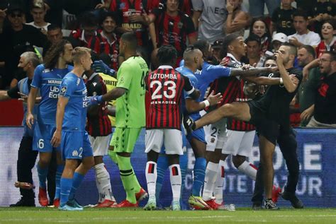 Hinchas Del Niza Saltan Al Campo Para Agredir A Los Jugadores Del