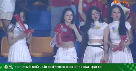 Việt Nam thắng nhọc trận ra quân SEA Games Dàn hot girl thu hút camera trên khán đài