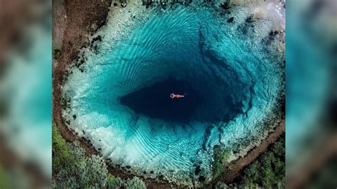 Descubre El Intrincado Y Profundo Ojo De La Tierra Zombisnes