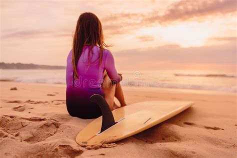 Jong Brandingsmeisje Met Surfplank Het Letten Op Bij Oceaan Surfervrouw