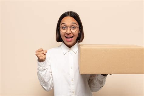 Joven Latina Que Se Siente Sorprendida Emocionada Y Feliz Riendo Y