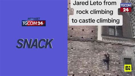 Jared Leto Scala A Mani Nude Il Castello Sforzesco Di Milano