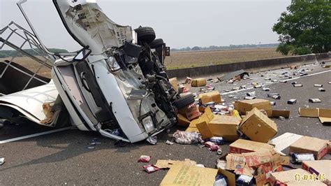 國1嘉義水上貨車翻覆麵條醬料灑滿地 傷者送醫、車流回堵 自由電子報 Line Today