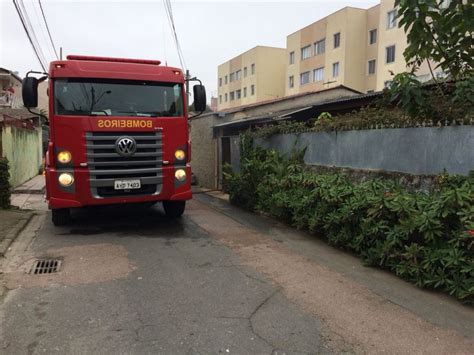 Moradora grita por socorro e vizinhos ajudam a combater incêndio que