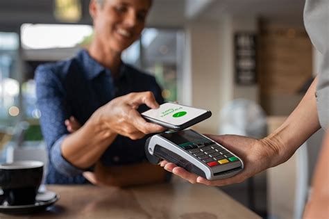 Mobile wallets set to replace cards | RW