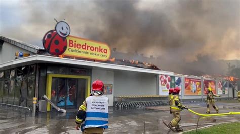 Ogromny pożar Biedronki w Słupsku Obiekt niemal całkowicie zniszczony