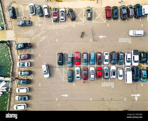 Parkplatz Mit Autos Von Oben Fotos Und Bildmaterial In Hoher