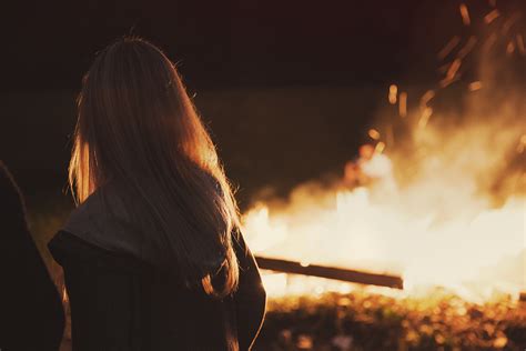 무료 이미지 사람들 소녀 여자 밤 따뜻한 햇빛 어두운 저녁 어린 불꽃 어둠 검은 캠프 불 금발의