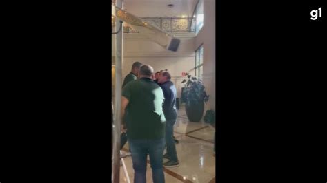 Vídeo Vídeo mostra briga entre torcedores e seguranças em hotel de