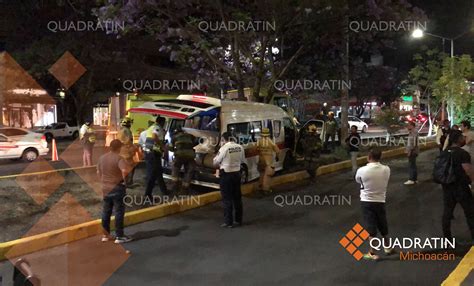 Choca Combi Contra Un árbol En Libramiento De Morelia Herido El Chofer