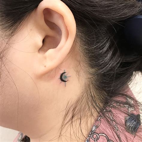 15 Hermosos tatuajes detrás de la oreja sutiles y femeninos