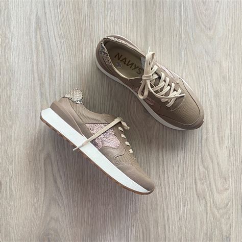 Tenis Taupe Con Aplique Palo Rosa En Cuero Calzado Nanys