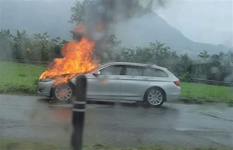 Ausonia Fumo E Fiamme Dal Motore Auto Brucia Lungo Al Superstrada