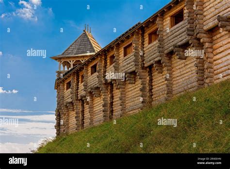 Wooden wall of an ancient Russian fortress Stock Photo - Alamy