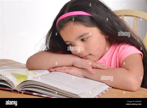 Jeune Fille Lisant Un Livre Banque De Photographies Et Dimages à Haute