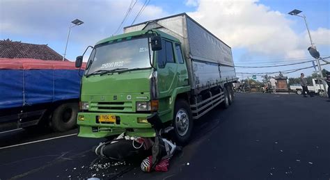 Kronologi Kecelakaan Pengendara Honda Vario Ditabrak Truk Tronton Di