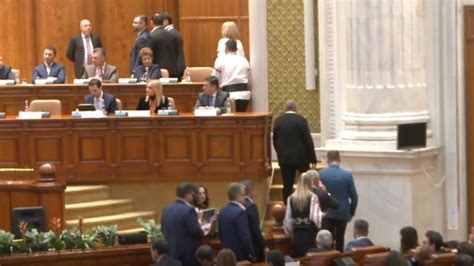 Scandal N Parlament La Edin A Solemn De Ziua Na Ional Deputat