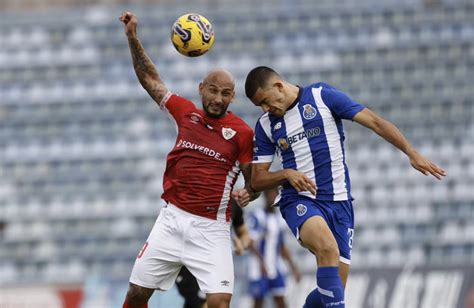 Santa Clara triunfa na receção ao FC Porto B e continua líder isolado