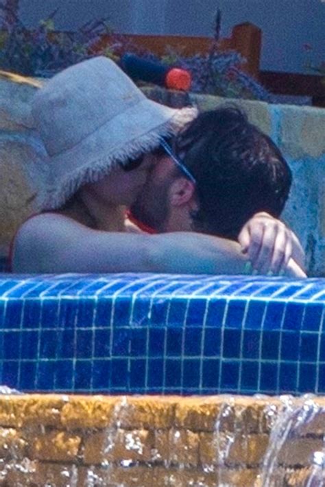 Hailee Steinfeld And Josh Allen Make Out While On Vacation In Mexico Entertainment Tonight