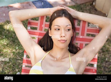 Frau im bikini von hinten Fotos und Bildmaterial in hoher Auflösung Alamy