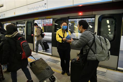 通關｜港鐵頭班列車抵落馬洲口岸 乘客：好激動 兩年冇返大陸 星島日報