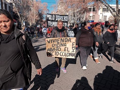 Manifestantes Del Polo Obrero Protestar N En El Nudo Vial Mendovoz