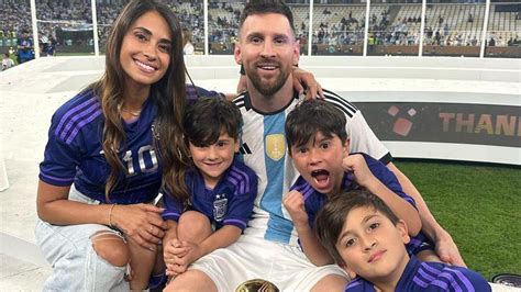 Antonela Roccuzzo and Lionel Messi celebrate their first anniversary in ...