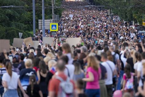 Dziesi Tki Tysi Cy Ludzi Zgromadzi Y Si W Stolicy Serbii Na Kolejnym