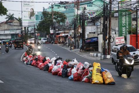 Fenomena Warga Buang Sampah Sembarangan Di Pinggir Dan Pembatas Jalan