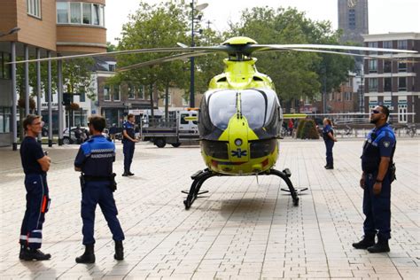 Traumahelikopter Landt Op Stadserf Voor Medische Noodsituatie