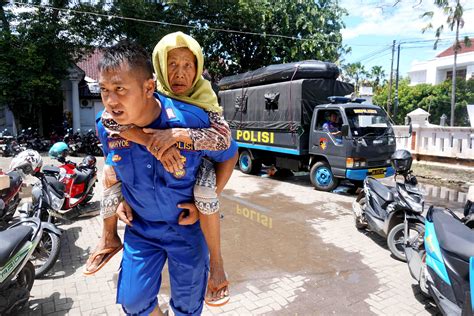 Infopublik Evakuasi Lansia Korban Banjir Pekalongan