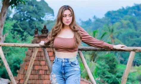 Celine Evangelista Kedapatan Liburan Bareng Stevan Pasaribu Netizen