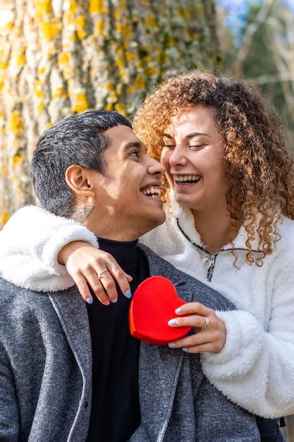 Mujer Joven Feliz Dando Un Regalo A Su Novio Chica Dando Un Regalo De