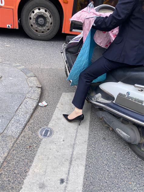 咪女扫楼（ 我女性！23岁！） On Twitter 少妇的极致原味细高跟鞋👠，我的天要是短丝也塞在鞋子里边就更完美了，可惜今天没塞，直接