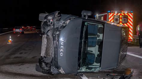 A Schwerer Unfall Bei Bruchsal Transporter Berschl Gt Sich