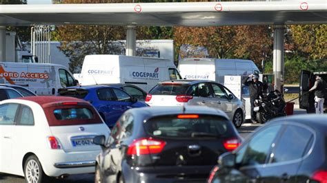 Френското правителство може да спре стачката на работници в петролни ...