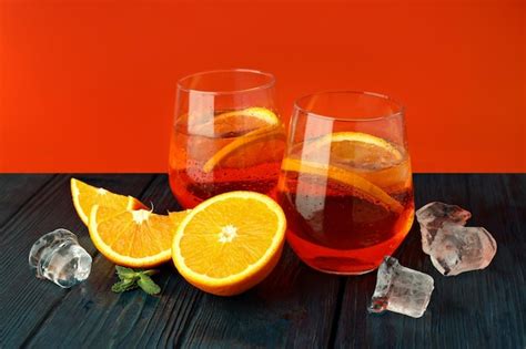 Conceito de coquetel de verão aperol spritz na mesa de madeira Foto