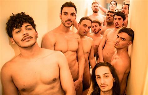 Apresentado em mais de 20 países Montagem de Naked Boys Singing em